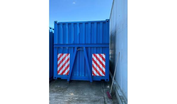 2 containers inhoudende verwarmingsinstallatie plus container met toebehoren